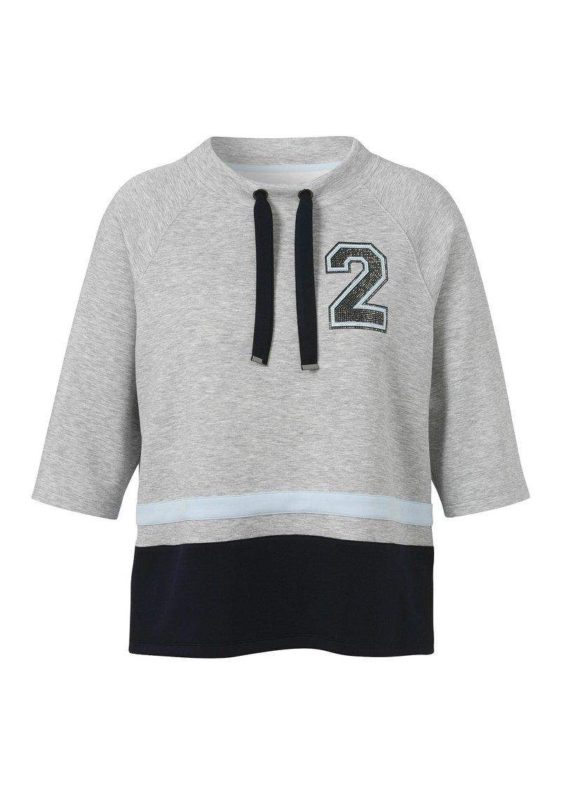 Grijze katoenmix sweatshirt met driekwart mouwen, marineblauw onderpaneel en decoratief nummer '2' met rhinestones op de borst.