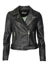 Sort lædermotorcykeljakke med metalliske nitter, lynlåslommer og bælte i taljen. Har en klippet krave og asymmetrisk frontlynlås.