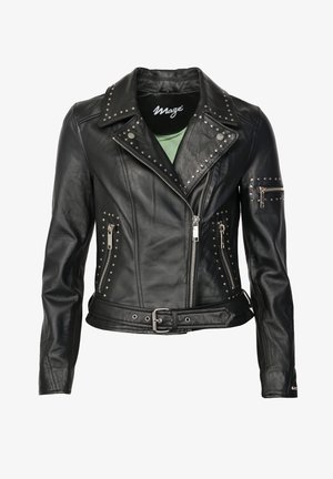 Zwarte leren motorjack met metallic studs, ritszakken en een riem om de taille. Heeft een gekartelde kraag en een asymmetrische voorrits.