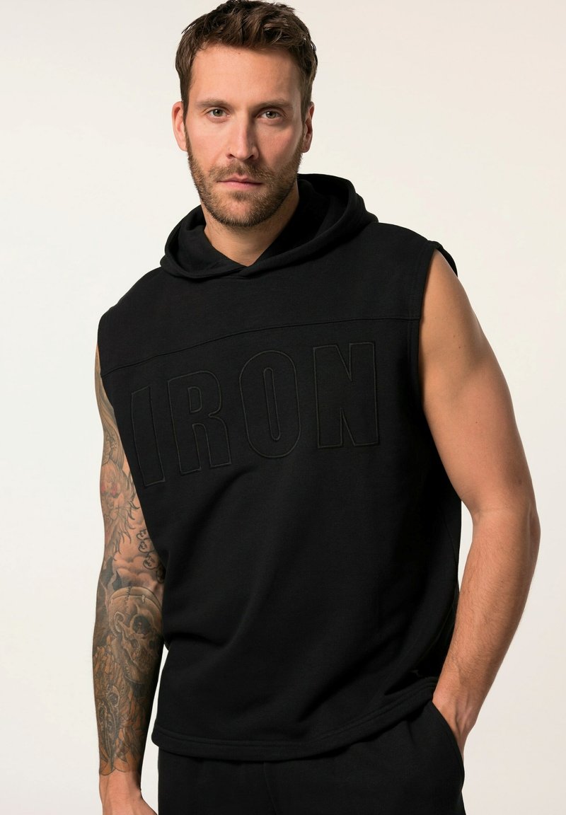 Schwarze ärmellose Kapuzenjacke mit großem, prägtem "IRON"-Design. Hergestellt aus weichem Stoff, mit verstellbarem Kapuzenzug und lässiger Passform.
