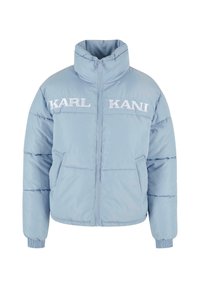Lysblå pufferjakke med høj krave, frontlynlås og hvidt broderet "KARL KANI" logo på brystet. Samlede manchetter og kant.