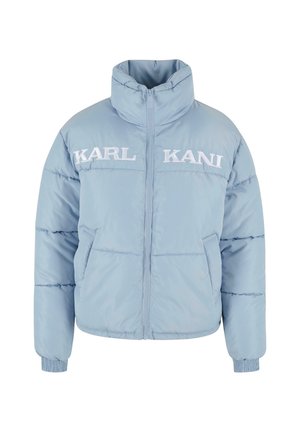 Světle modrá prošívaná bunda s vysokým límcem, předním zipem a bílým vyšitým logem "KARL KANI" na hrudi. Manžety a lem jsou stažené.