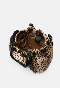 Borsa con stampa leopardata, esterno in pelle nera, accessori dorati e rivestimento interno morbido. Presenta una chiusura con cordoncino e numerose tasche.