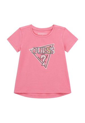 Rosa kortärmad t-shirt i ekologisk bomull med en triangel-logotyp som har paljetterat "GUESS"-text och ett frågeteckensdesign.