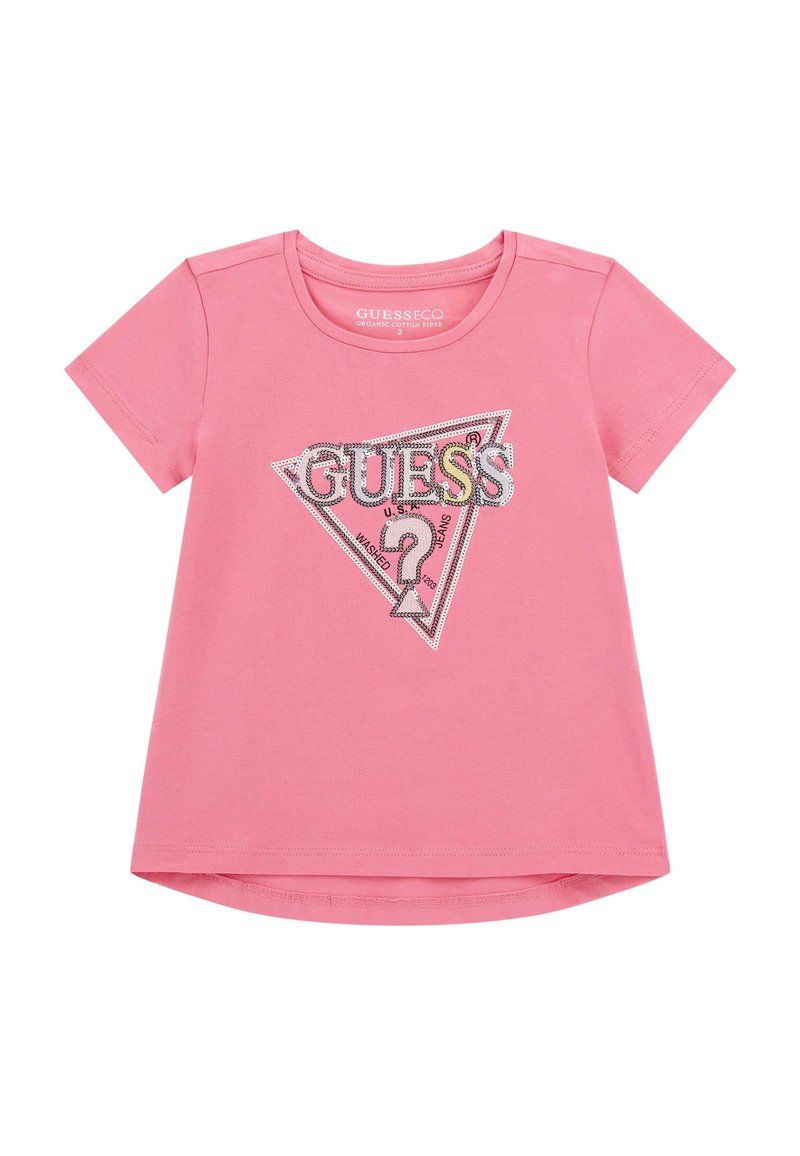 Ružičasta majica s kratkim rukavima od organskog pamuka, koja sadrži trokutasti logo s aplikacijom od sjajnih iskricama i natpisom "GUESS" uz dizajn upitnika.