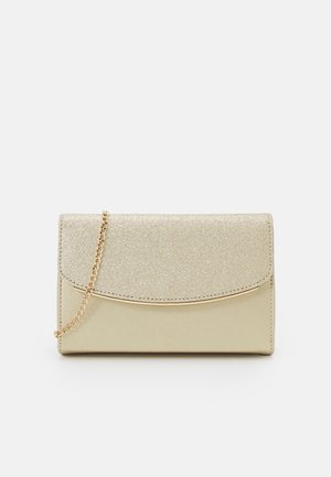 Kleine rechteckige goldene Clutch-Tasche mit glitzernder Klappe und dünnem goldfarbenem Kettenriemen vor schlichtem weißem Hintergrund.