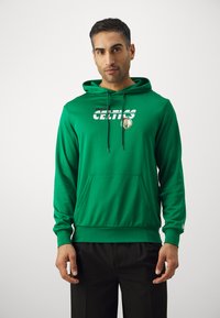 Žalias džemperis su priekine kišene, reguliuojama kapisonu ir "BOSTON CELTICS" logotipu su šelmišku paveikslėliu. Lygus audinio tekstūra.