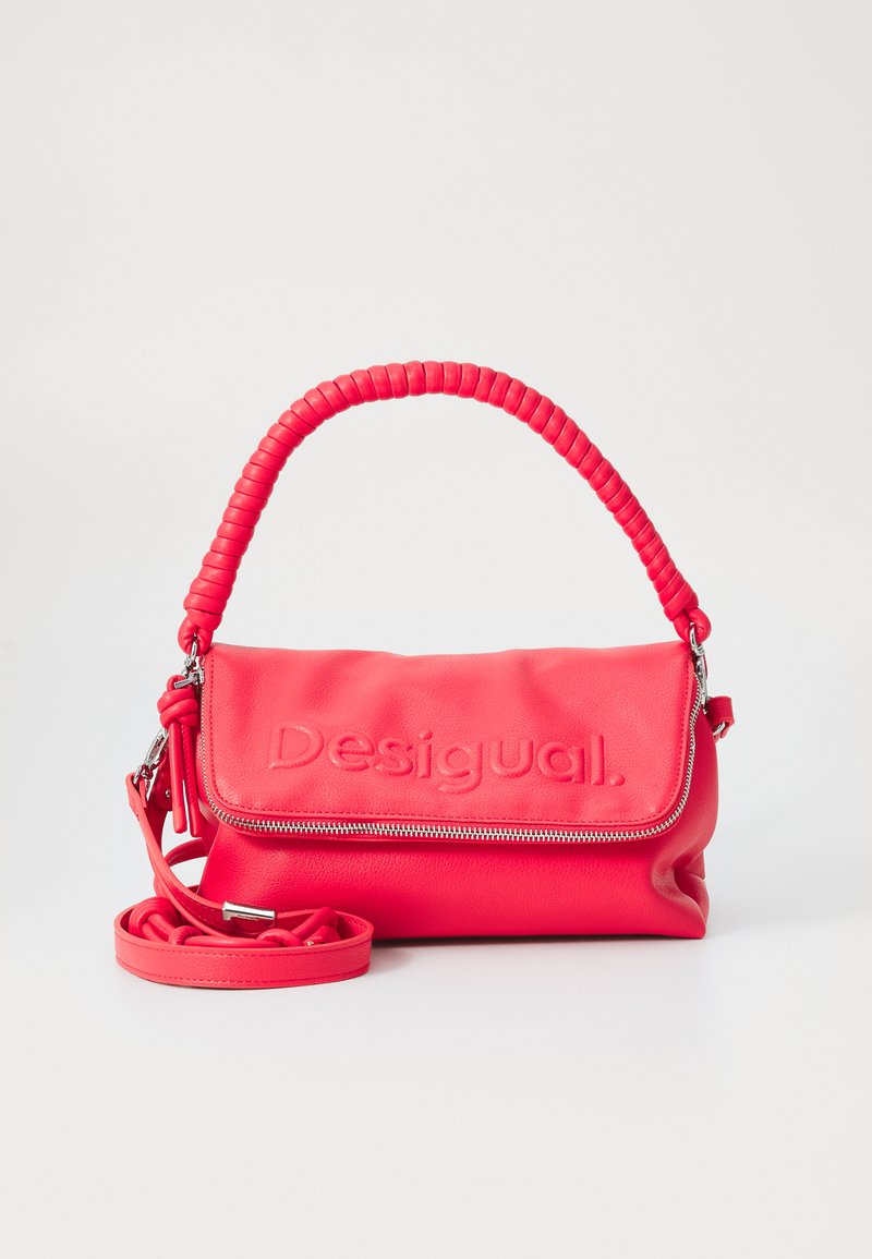 Borsa a tracolla in finta pelle rossa con manico intrecciato, chiusura con zip e logo impresso. Include una tracolla regolabile coordinata.