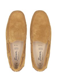 Suede Mokassins in Tan mit glatter Textur, ausgestattet mit genähten Kanten und ausgeschnittenen Seitendetails für Atmungsaktivität.