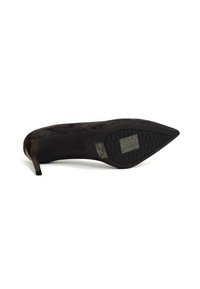 Scarpa nera in suede con tacco alto e punta affusolata, dotata di una suola testurizzata e di un tacco slanciato. La soletta presenta dettagli di branding.