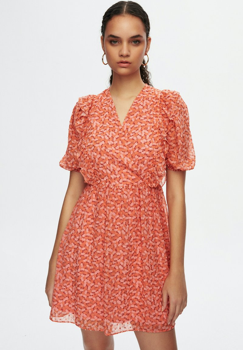 adL FRILL PATTERNED - Vapaa-ajan mekko - patterned salmon