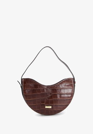 Bruine leren handtas met een gestructureerd krokodillenpatroon, ronde vorm en een enkele schouderband. Bevat een gouden logo-accent.