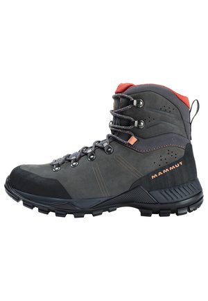 Bottines de randonnée montantes, de couleur grise et noire, fabriquées en cuir durable avec une finition texturée, comportant des œillets en métal et un col rembourré rouge.