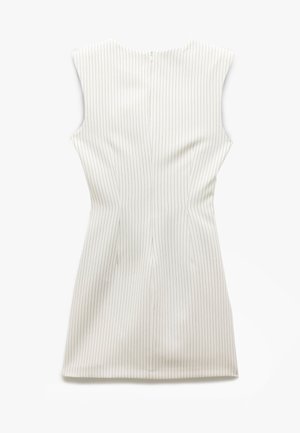 Robe blanche ajustée avec des rayures verticales, sans manches, fermeture éclair au dos et détails de couture le long du corps pour une silhouette structurée.
