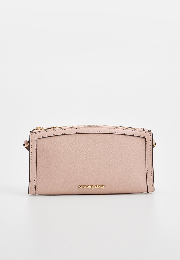 Roze leren portemonnee met goudkleurige hardware. Voorzien van een ritssluiting, een gladde textuur en een gestructureerde vorm. Logo duidelijk weergegeven aan de voorkant.