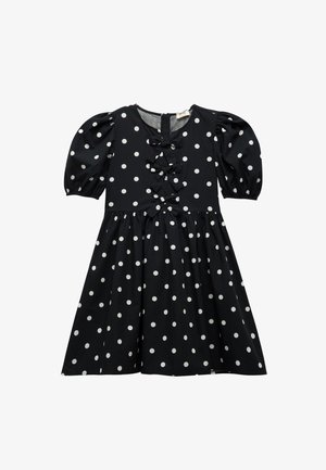 Vestido negro con lunares blancos, mangas cortas abullonadas, escote en V y volantes decorativos en la parte delantera. Diseño de falda acampanada.