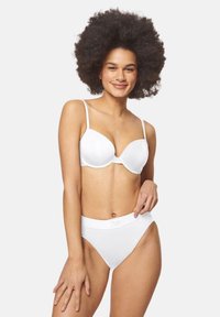 Witte bh met beugels en verstelbare bandjes, aangevuld met bijpassende witte high-waisted slips met een zachte tailleband.