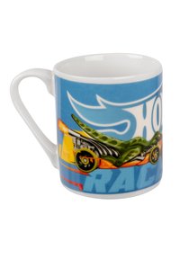 Mug in ceramica bianca con una grafica colorata di un'auto da corsa e fiamme su uno sfondo blu. Superficie liscia con un manico curvo.