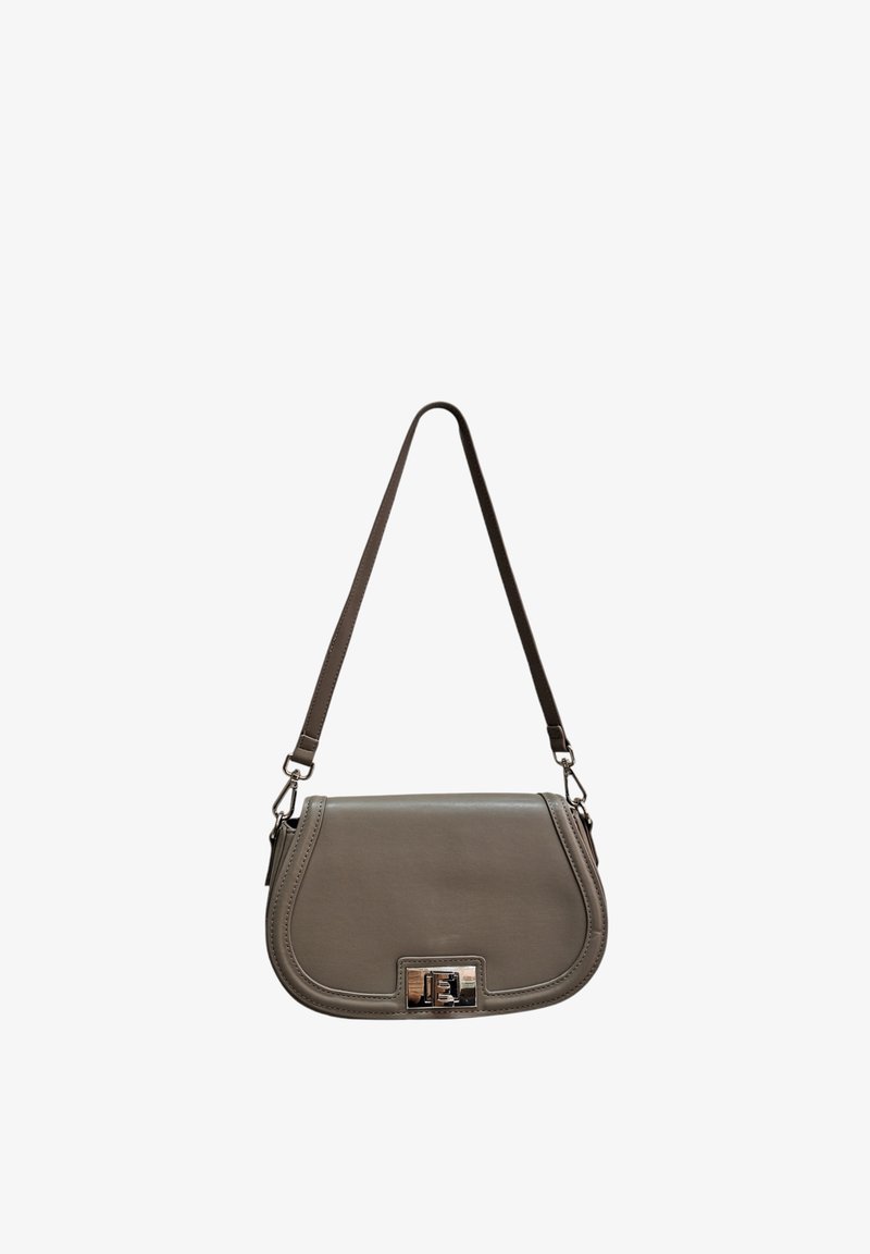 Borsa a tracolla in pelle grigia con parte superiore curva, chiusura in metallo argento e tracolla piatta. Texture liscia e design minimalista.