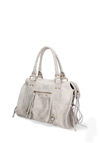 Borsa a tracolla in finta pelle grigia con manici intrecciati, accessori in oro, tasca con zip frontale e dettagli frangianti sui lati.