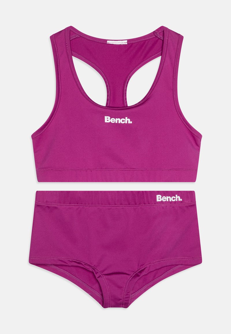 Lilla sports bikini-set laget av elastisk stoff. Har en tank-style topp med u-skjært rygg og matchende høyt liv-bunn. Merkevarelogo vises.