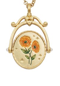 Gouden hanger met bloemenpatroon, met oranje bloemen op een tekstuur achtergrond van goud, begeleid door kleine sterren en witte kralen.