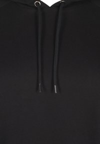 Sweat à capuche en tissu noir avec cordons noirs passés dans des œillets métalliques au niveau de l'encolure.
