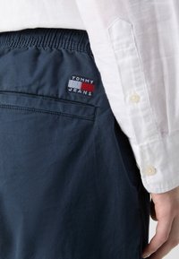 Tommy Jeans AUSTIN - Hlače - dark night navy