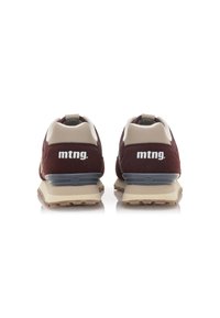 Sneakers bordeaux con tomaia in suede texture, accenti beige e una robusta suola beige con un dettaglio logo circolare.