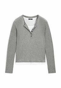 Maglia grigia a maniche lunghe con scollatura henley, dotata di uno strato interno bianco e cinque bottoni neri sul petto. Tessuto morbido e dalla texture particolare.