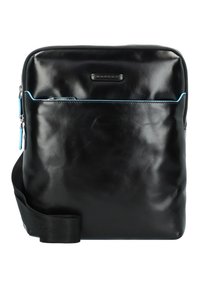 Czarna skórzana torba na ramię z błyszczącym wykończeniem, niebieskimi zamkami, przednią kieszenią, regulowanym paskiem i prostokątnym kształtem.