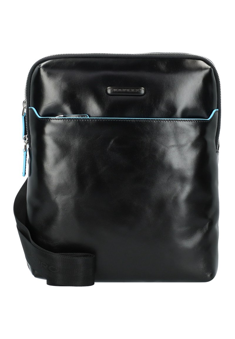 Czarna skórzana torba na ramię z błyszczącym wykończeniem, niebieskimi zamkami, przednią kieszenią, regulowanym paskiem i prostokątnym kształtem.