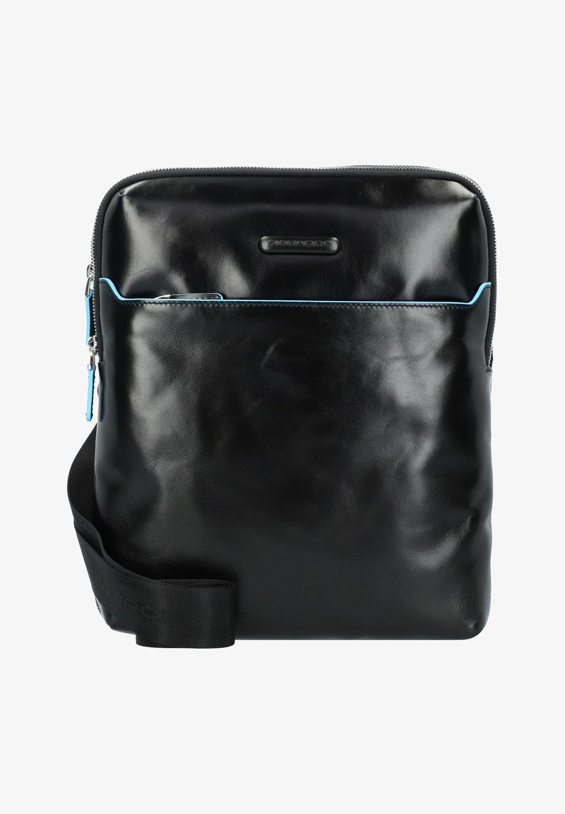 Czarna skórzana torba na ramię z błyszczącym wykończeniem, niebieskimi zamkami, przednią kieszenią, regulowanym paskiem i prostokątnym kształtem.