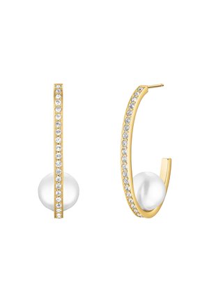 Gouden oorringen met een rij kleine heldere kristallen en een enkele grote witte parel aan de binnenste onderbocht van elke ring.
