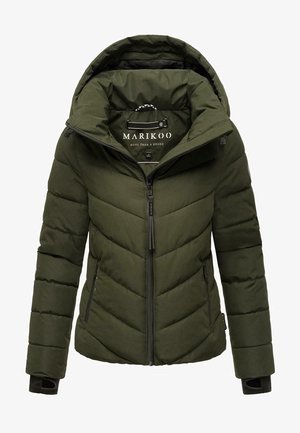 Chaqueta acolchada verde oliva con cierre de cremallera frontal, cuello alto y capucha ajustable. Presenta costuras diagonales y puños elásticos para mayor calidez.