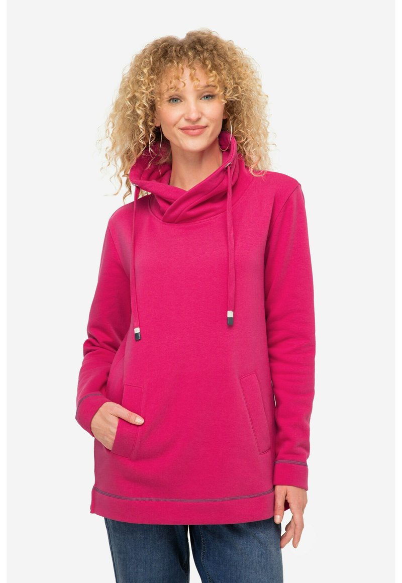 Sudadera con capucha rosa y cuello vuelto, con dos bolsillos frontales y detalles de costura en contraste. Hecha de una tela suave con un ajuste relajado.