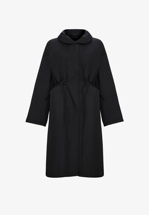 Sort lang polstret frakke med bred krave, forlommer og snore til at stramme taljen, designet til koldt vejr.