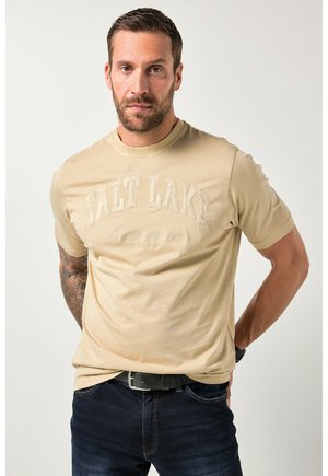 HALF SLEEVE VINTAGE LOOK CHEST - T-shirt con stampa - cork brown