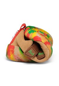 Scarpa flessibile colorata arrotolata, con una suola multicolore e interno in pelle scamosciata color cuoio, con cinturini marroni e dettagli di personaggi dei cartoni animati verdi.