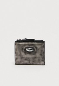 Μαύρο πορτοφόλι από δερματίνη με ασημένιο οβάλ μεταλλικό στοιχείο και κλείσιμο με φερμουάρ. Διαθέτει κομψό ορ θογώνιο σχέδιο.