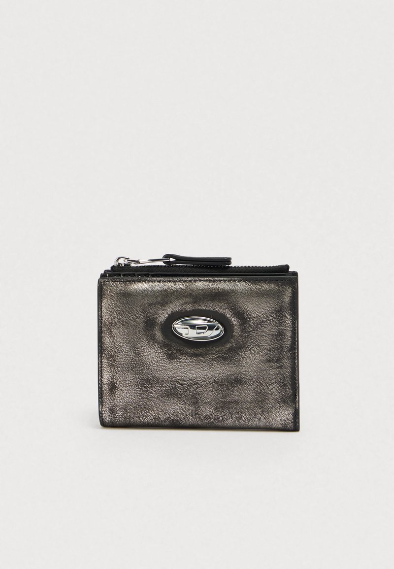 Μαύρο πορτοφόλι από δερματίνη με ασημένιο οβάλ μεταλλικό στοιχείο και κλείσιμο με φερμουάρ. Διαθέτει κομψό ορθογώνιο σχέδιο.