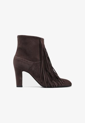 Brązowe zamszowe botki za kostkę z tapered toe i blokowym obcasem, z długimi frędzlami wzdłuż przedniej części.