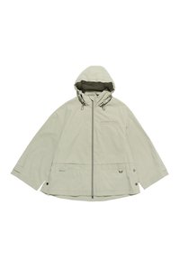 Giacca leggera grigia chiara con cappuccio, dotata di chiusura zip, tasca frontale e cordoncino. Realizzata in un materiale morbido e leggero con una vestibilità ampia.