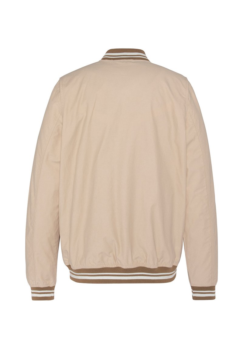 Beige Bomberjacke mit einem gerippten braunen Kragen und Bündchen, versehen mit weißen und braunen Streifen am Saum und an den Bündchen, glatte Textur.