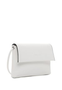 Clutch de cuero blanco con una textura suave, una solapa plegable y un ribete negro. Cuenta con un asa desmontable para mayor versatilidad.