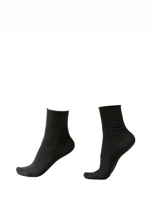Schwarze Knöchelsocken aus einem weichen Stoff, mit einem schlichten Design, geripptem Bündchen und glatter Textur, präsentiert im Paar.