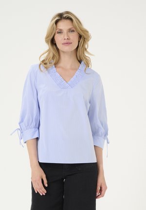 Blouse rayée bleu clair avec un col en V à volants et des manches trois-quarts avec des liens aux poignets ; texture de tissu lisse.