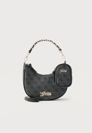 Sac à main Guess noir avec logo doré, anse chaîne et petite pochette zippée attachée, sur un fond clair uni.