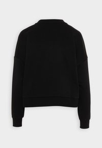 Sudadera negra recortada con cuello redondo, diseño oversize y mangas largas con puños acanalados. Textura de tejido suave.