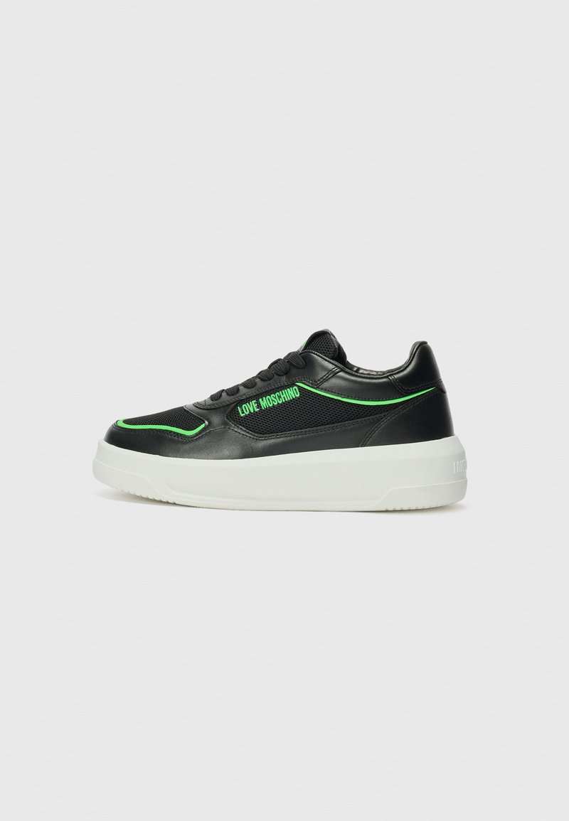 Zwarte sneaker met groene accenten, gemaakt van leer en mesh materiaal, ronde neus, platte witte zool en het "LOVE MOSCHINO" logo aan de zijkant.